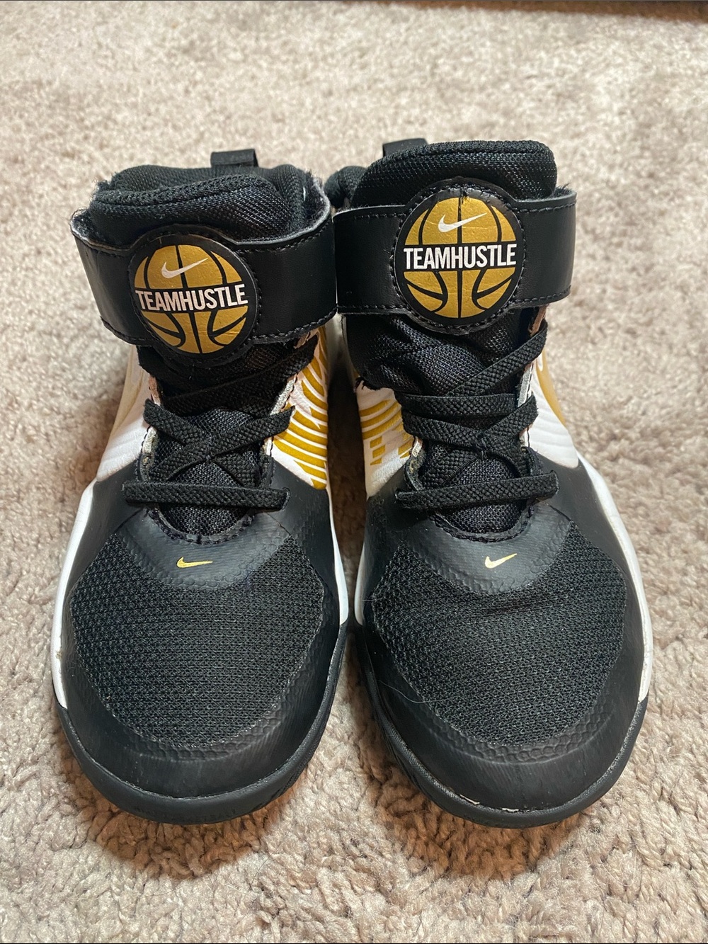 Nike Team Hustle basketball sneakers size 13.5 US